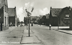 754 Gezicht in de De Lessepsstraat te Zuilen.N.B. Deze straat is per 1 januari 1954 bij de gemeente Utrecht gevoegd.